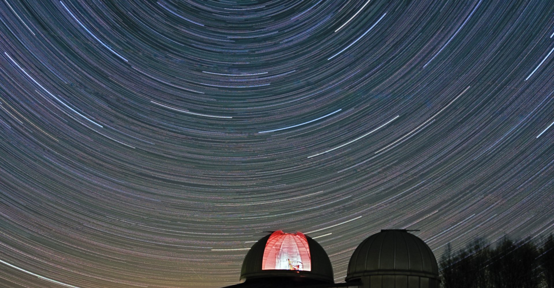 Sternstrichspuren über der Sternwarte Peterberg