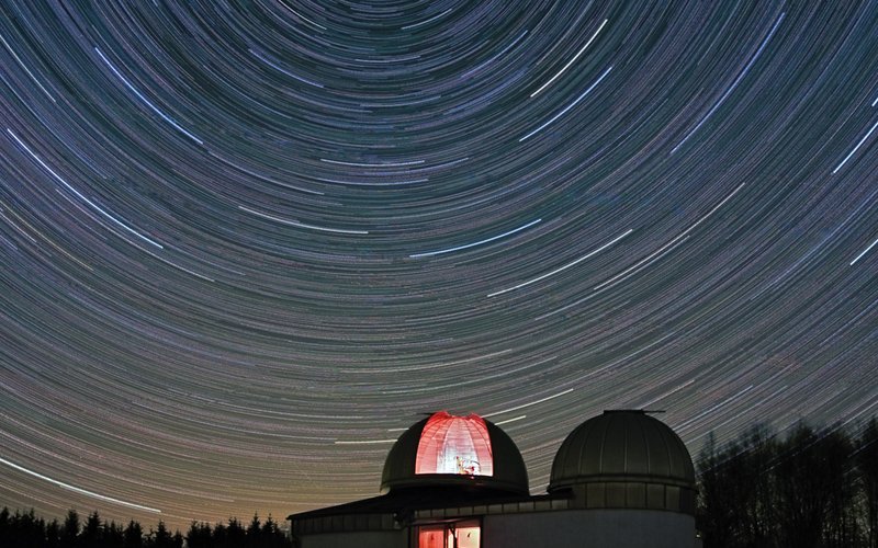 Sternstrichspuren über der Sternwarte Peterberg