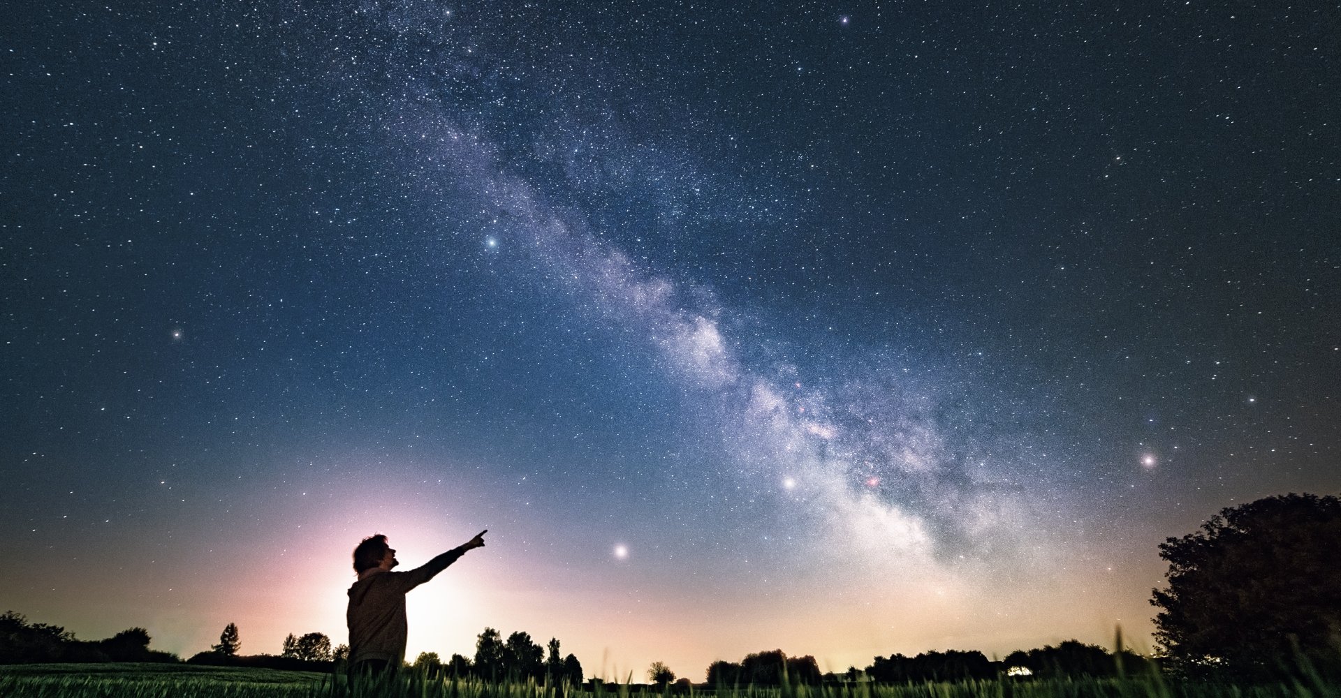 Ein Mensch schaut in den Nachthimmel über dem Sankt Wendeler Land