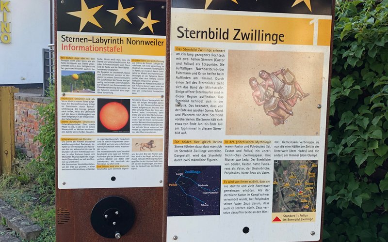 Sternentafeln am Sternenlabyrinth Nonnweiler