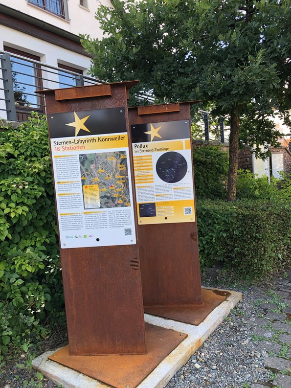 Sternentafeln am Sternenlabyrinth Nonnweiler