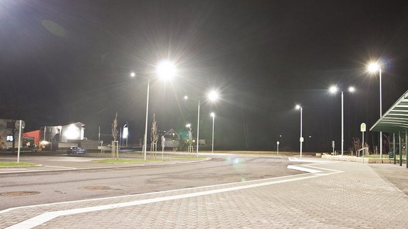 Überbeleuchteter Parkplatz in Türkismühle