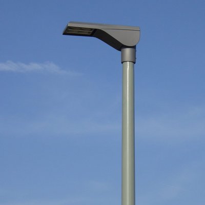 voll abgeschirmte LED-Straßenlaterne, ausgestattet mit warm-weißer Lichtfarbe