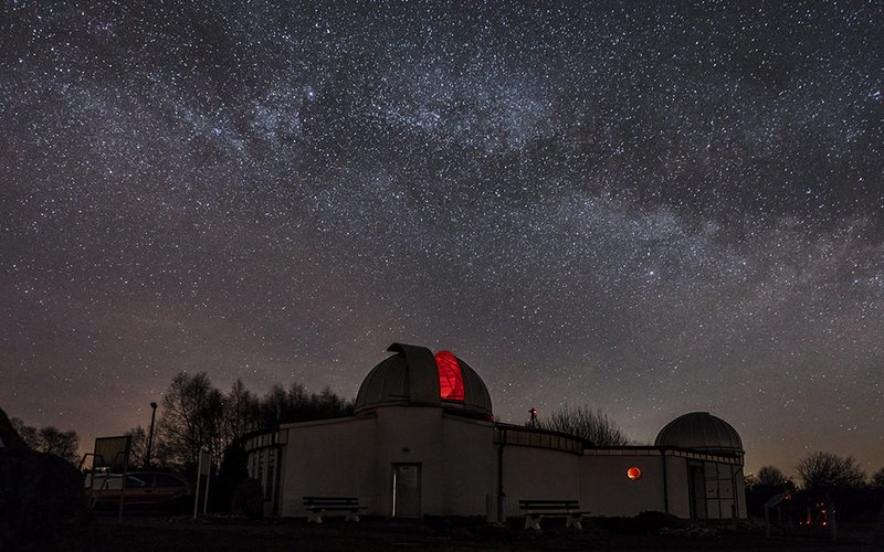 Die Milchstraße über der Sternwarte Peterberg Die Milchstraße über der Sternwarte Peterberg