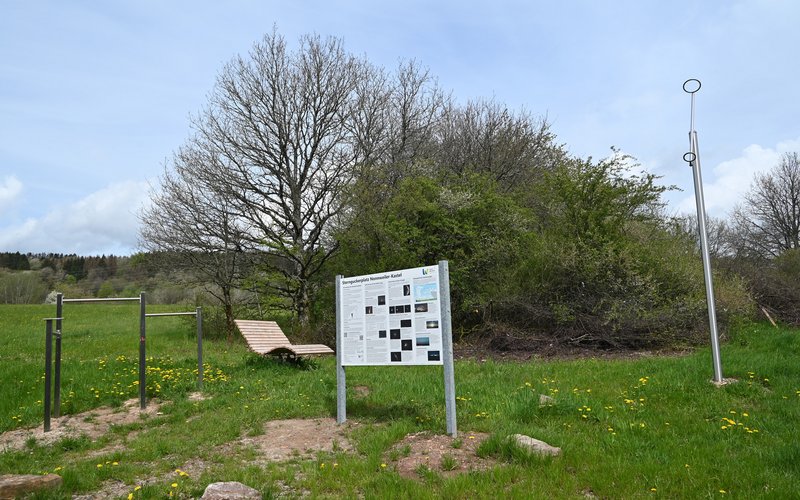 Sternenguckerplatz Nonnweiler Kastel mit Bank und Hinweistafel