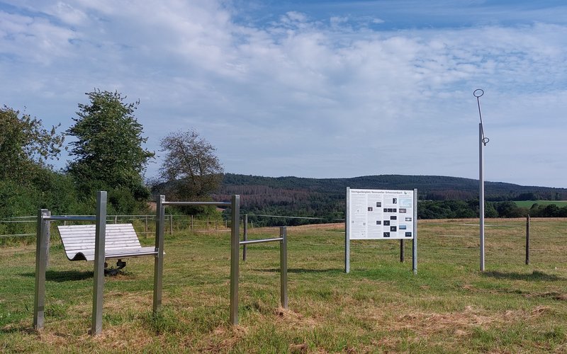 Sternguckerplatz in Schwarzenbach mit Bank, Infotafel und Polarsternfinder