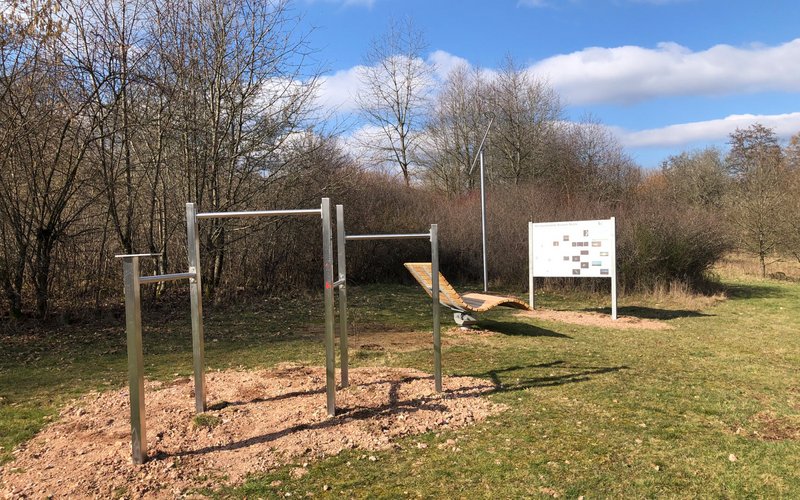 Sternguckerplatz mit Bank, Infotafel, Fernglassufsetzer und Polarsternfinder