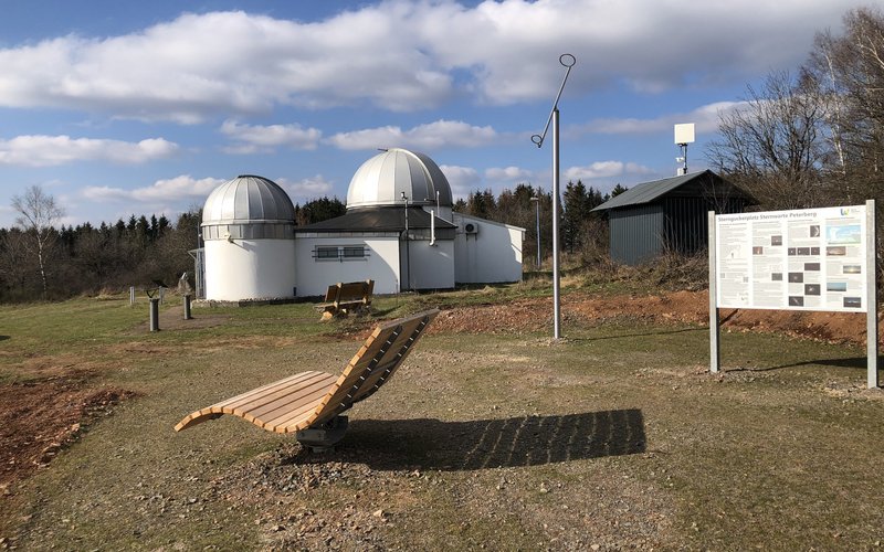 Sternenguckerplatz Sternwarte Peterberg mit Bank und Tafel