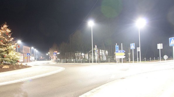 Taghell beleuchteter Kreisel in Türkismühle