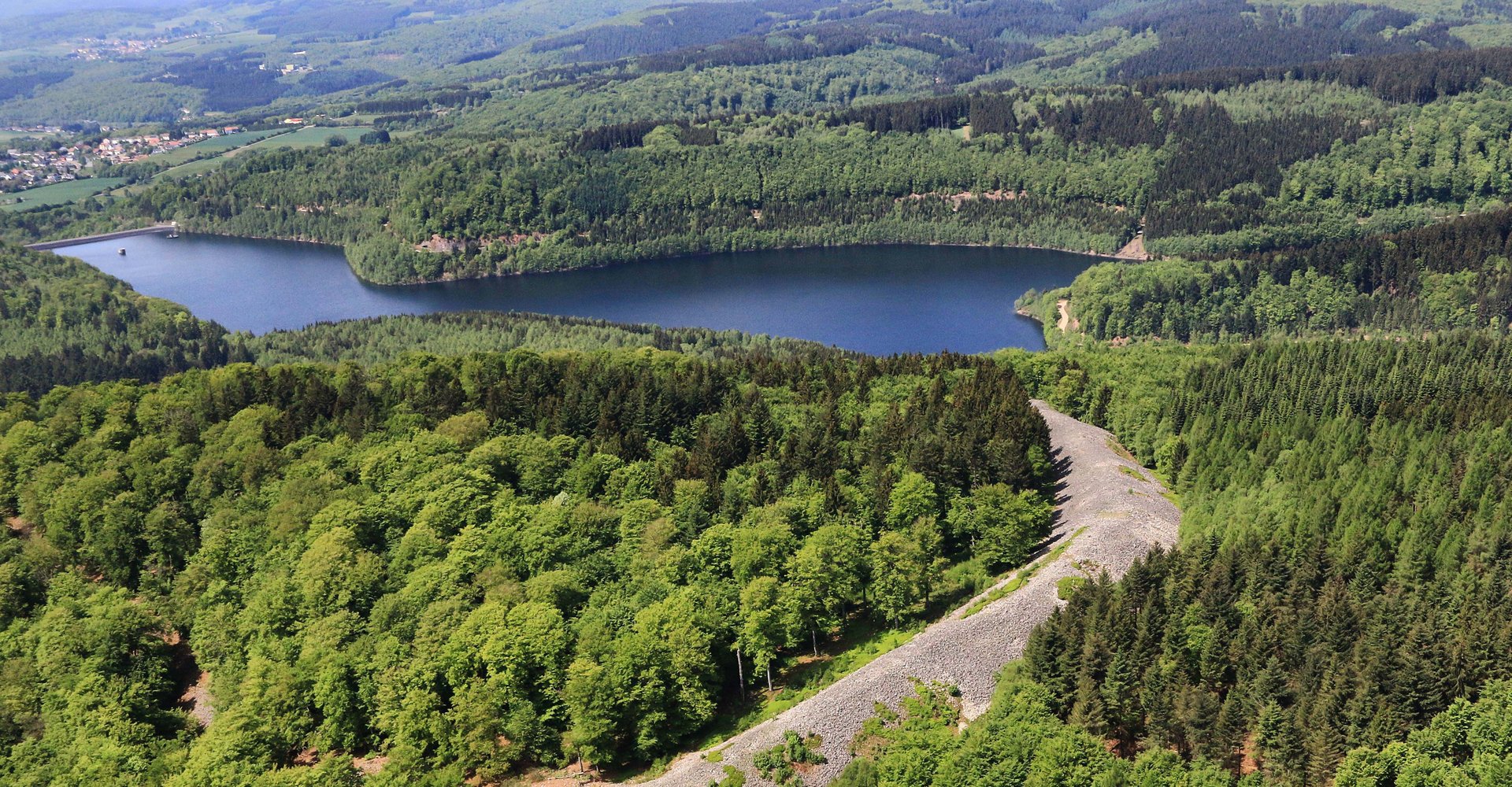 Der keltische Ringwall Otzenhausen vor der Talsperre Nonnweiler