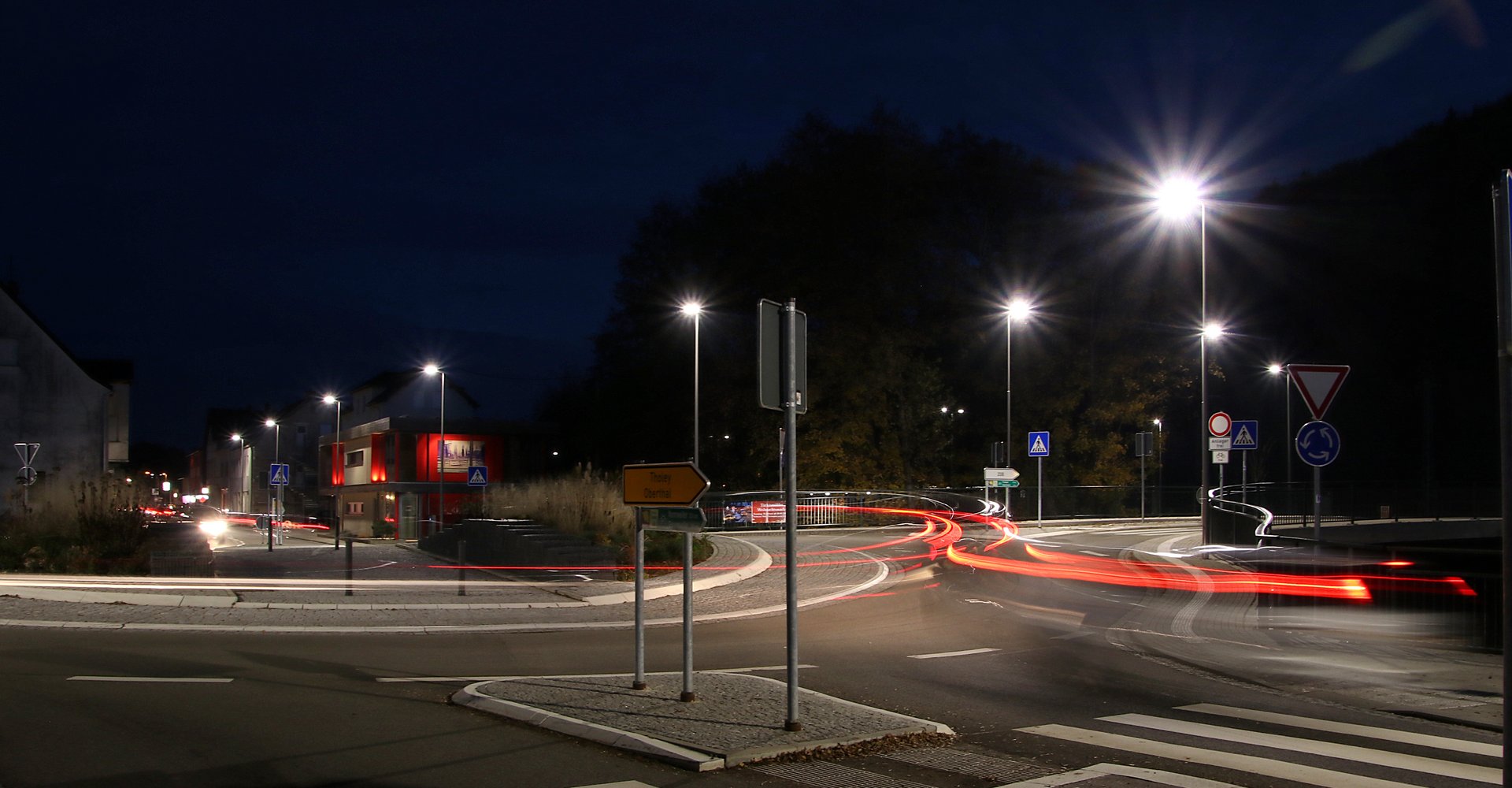 Beleuchtung einer Verkehrskreisel in Türkismühle bei Nacht