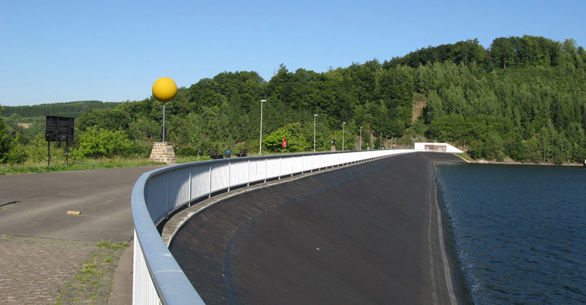 Ausgangspunkt des Planetenweges auf der Staumauer der Talsperre Nonnweiler
