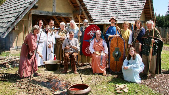 Veranstaltung  im Keltenpark Otzenhausen mit kostümierten Menschen