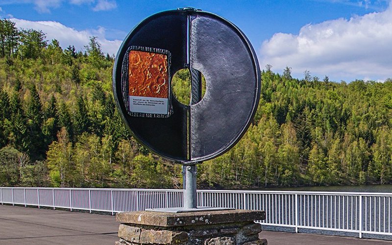 Merkur-Modell auf der Staumauer der Talsperre Nonnweiler